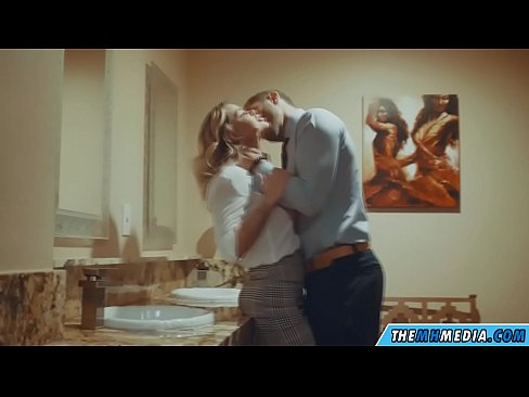 ❤️ Cando unha loura tetona seduce nun baño público ❤️❌ Vídeo porno en nós ❌️